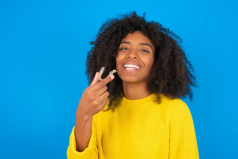 Invisalign a zwykły aparat?